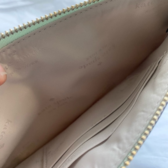 Kate Spade Daisy Medium Wristlet - Pinmount Logo - 3 Card Slots and Slip Pocket - Picture 4 of 8